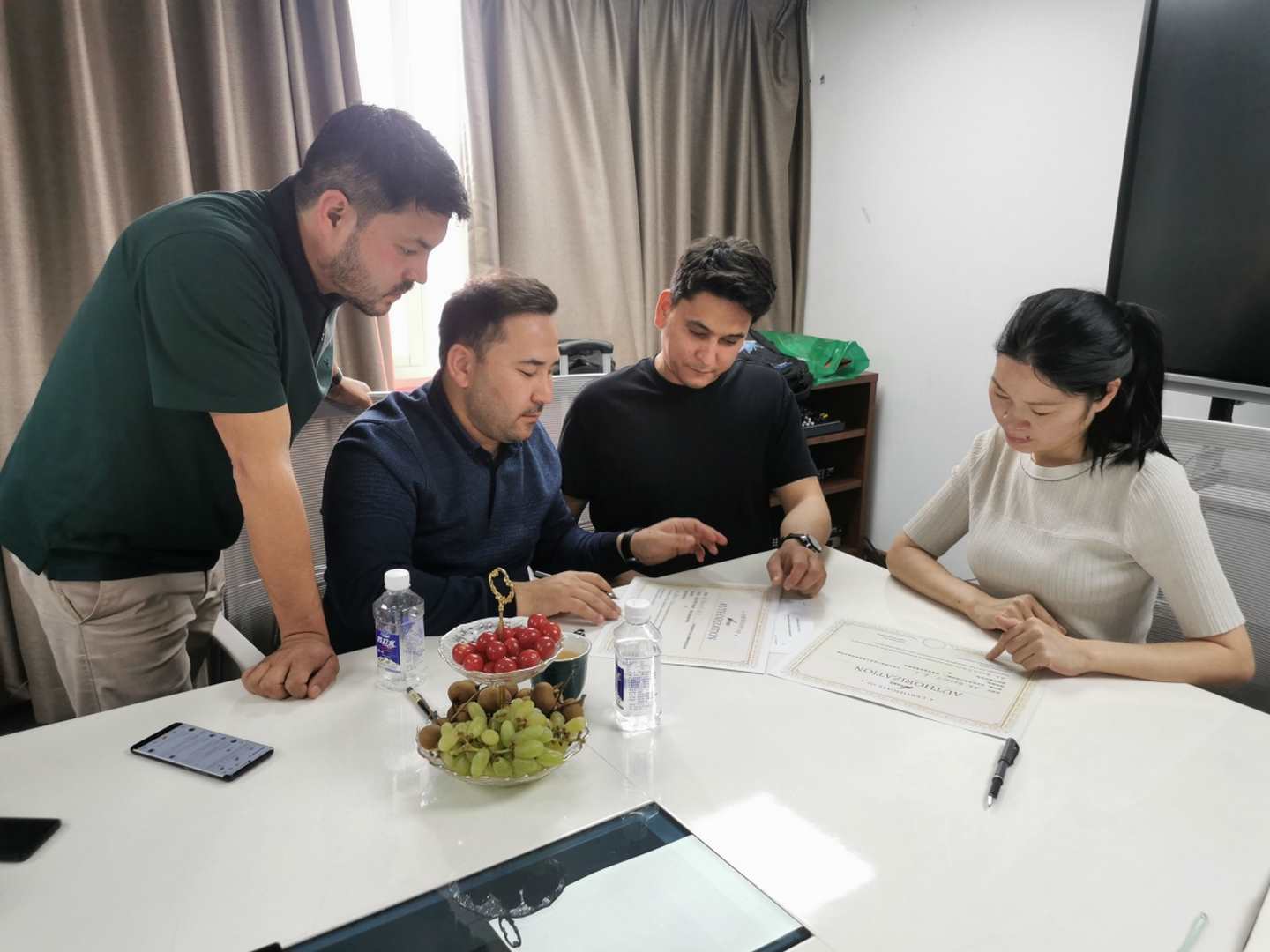 Discussing cooperation